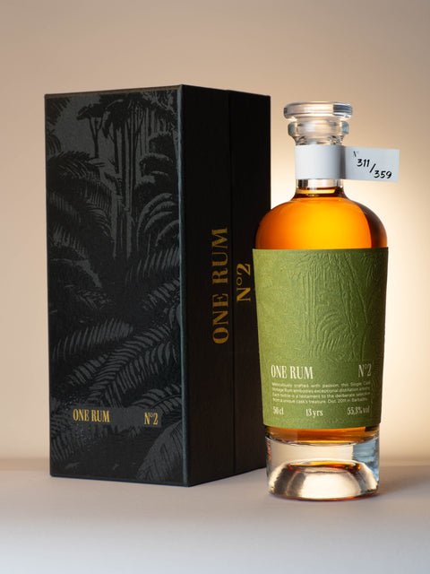 ONE RUM No. 2 Flasche und schwarze Geschenkbox, stilvoll präsentiert. Diese limitierte Abfüllung, Nummer 311/359, ist 13 Jahre gereift, hat einen Alkoholgehalt von 55,3% vol. und wurde in Barbados destilliert.