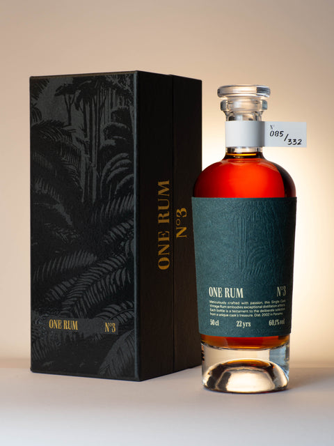 ONE RUM No. 3 Flasche mit schwarzer Geschenkbox, elegant beleuchtet. Die limitierte Single Cask Abfüllung wurde 22 Jahre gereift und hat einen Alkoholgehalt von 60,1% vol., hergestellt in Panama.