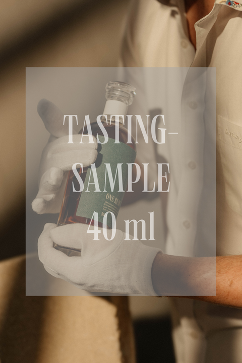 ONE RUM No.3 Tasting Sample 40 ml mit grünem Etikett, gehalten von einer Person in weißen Handschuhen. Diese limitierte Probe ist ideal für Rumliebhaber und Sammler.