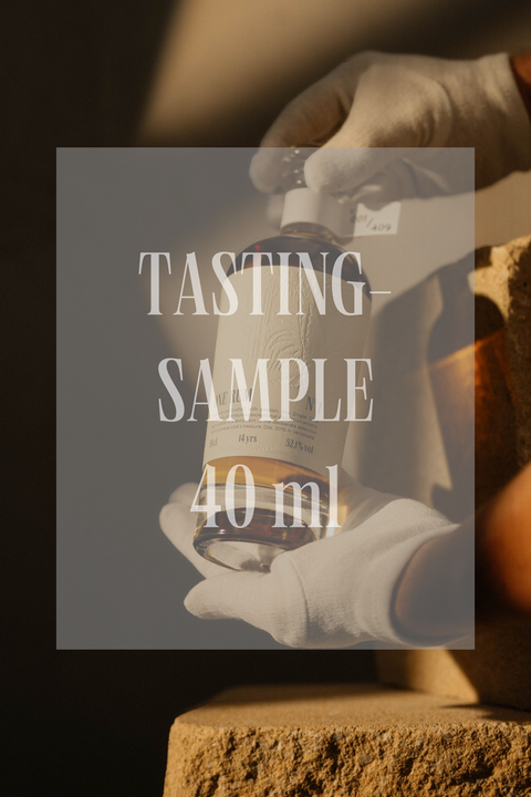 ONE RUM Verkostungsprobe (Tasting Sample) 40 ml in weißen Handschuhen präsentiert, mit elegantem Label „No. 1“. Das edle Design und die Qualität des Single Cask Rums werden durch die stilvolle Inszenierung hervorgehoben.