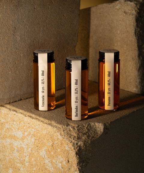 Drei ONE RUM Probefläschchen mit Etiketten der Sorten Venezuela 14 Jahre, Barbados 13 Jahre und Panama 22 Jahre, jeweils mit Alkoholgehalt und Volumenangabe. Die kleinen Flaschen repräsentieren limitierte Single Cask Vintage Rums in exklusiver Präsentation.