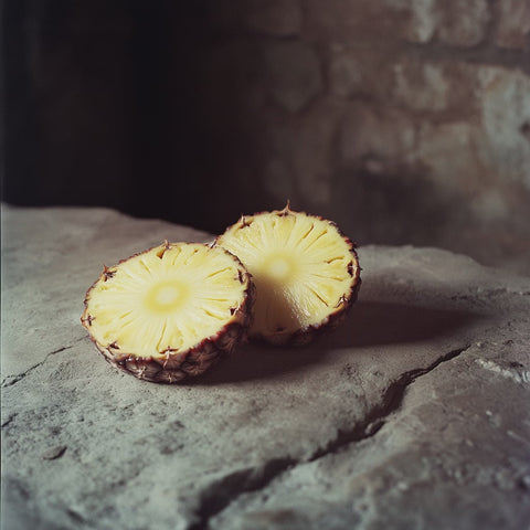 Video-Slideshow zur Verkostung von ONE RUM No. 2. Die Geschmacksreise beginnt mit der sonnenverwöhnten Süße reifer Ananas, gefolgt von Karamell und Vanille. Eine pikante Note von grünem Pfeffer intensiviert das Erlebnis, bevor ein warmes, holziges Finale den Abschluss bildet. ONE RUM No. 2 offenbart in jedem Schluck einen charaktervollen Genuss und lädt Whiskey-Liebhaber ein, die Tiefe und Komplexität ihrer bevorzugten Spirituose in der Welt des Rums zu entdecken.