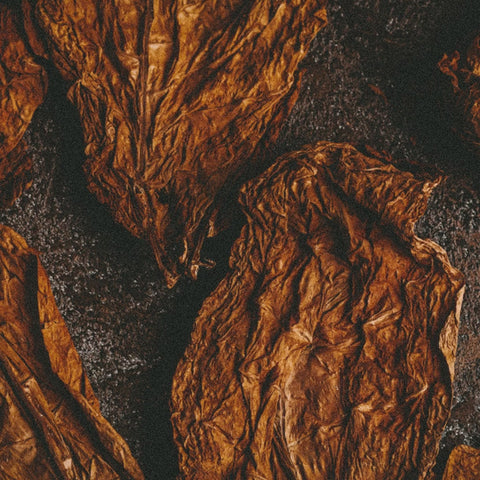 Video-Slideshow zur Verkostung von ONE RUM No. 3. Die Aromenreise beginnt mit warmen Tabak- und Ledernoten, die an das reiche Rum-Erbe Panamas erinnern. Anschließend entfaltet sich die Sanftheit getoasteter Eiche, bevor eine reiche Palette getrockneter Früchte den Gaumen umspielt. Das harmonische Finish wird durch süße Nuancen von Vanille und Toffee abgerundet. Dieser 22 Jahre alte Rum wurde speziell für Kenner kreiert und begeistert mit einer komplexen und vielschichtigen Geschmackssymphonie.