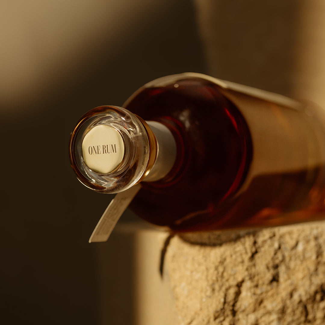 Gravur auf dem ONE RUM Glasverschluss — personalisierte Handwerkskunst