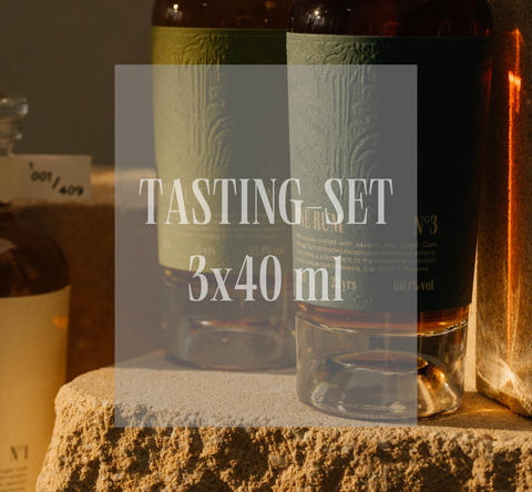 ONE RUM Tasting Set mit drei Flaschen (je 40 ml) im Vordergrund, mit hochwertigen Etiketten „No. 1“, „No. 2“ und „No. 3“. Die stilvolle Präsentation betont die Exklusivität und Qualität dieser limitierten Single Cask Rums.
